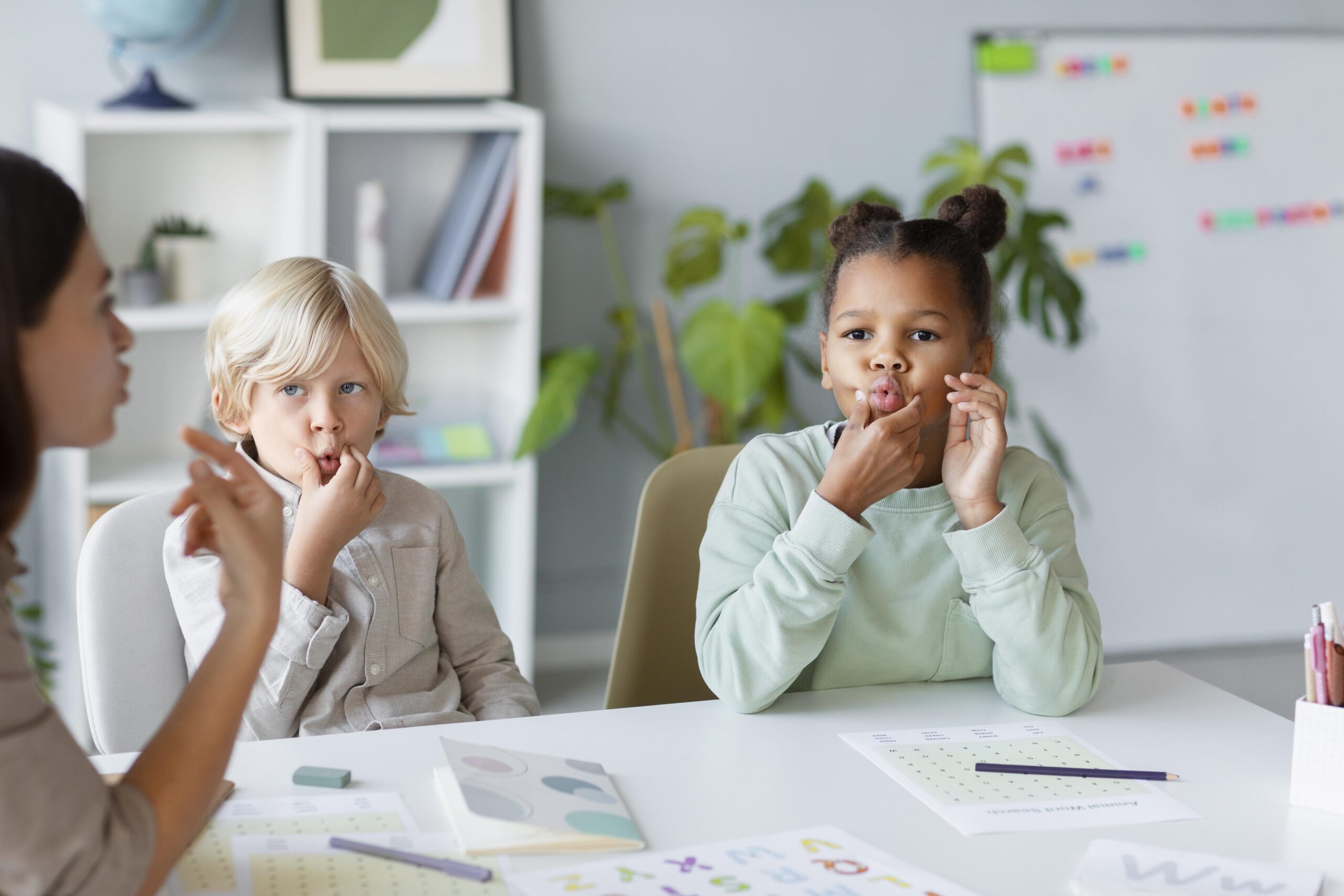 young-woman-doing-speech-therapy-with-children-scaled